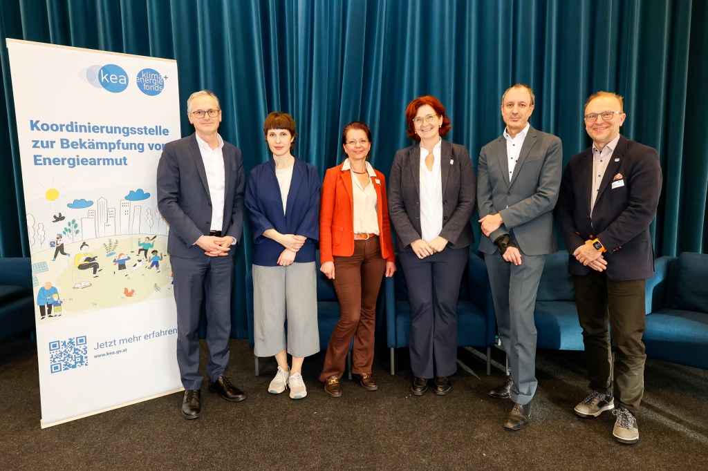 Laura Allinger, Volkshilfe Österreich und Armutskonferenz
Sigrid Stagl, Wirtschaftsuniversität Wien
Gabriele Straßegger, Wirtschaftskammer Österreich
Wolfgang Urbantschitsch, E-Control  - die Teilnehmer:innen der Podiumsdiskussion sind mit 2 anderen Expert:innen auf der Bühne zu sehen, neben einem Schild zum Thema Energiearmut