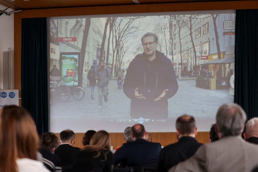 Global 2000 war durch Johannes Wahlmüller vertreten, der auch einen kurzen Film über Energiearmut gezeigt hat. Dies ist eine Szene daraus.