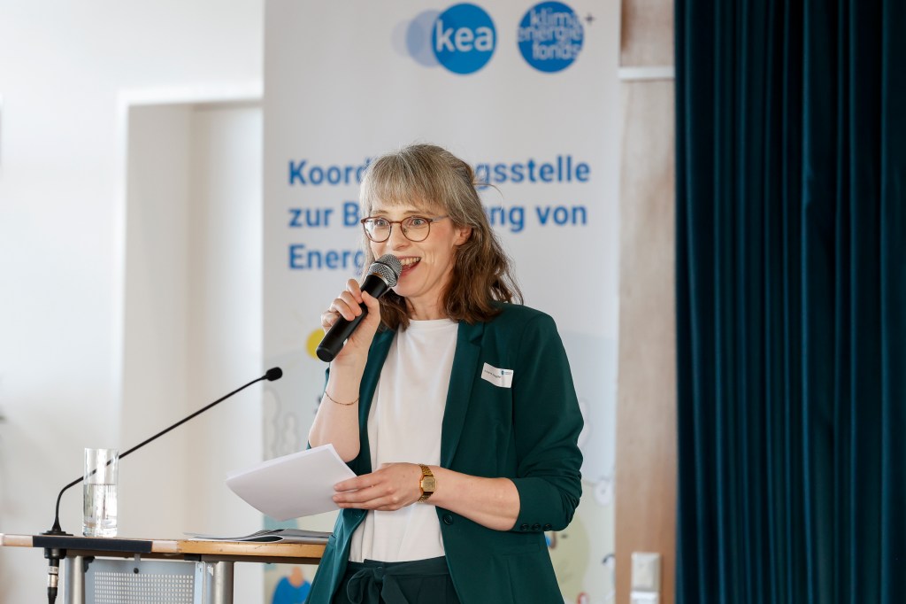 Die Moderatorin der Fachtagung auf der Bühne. 
Moderatorin war Juliane Nagiller, Redaktion Wissenschaft, Bildung und Gesellschaft Ö1