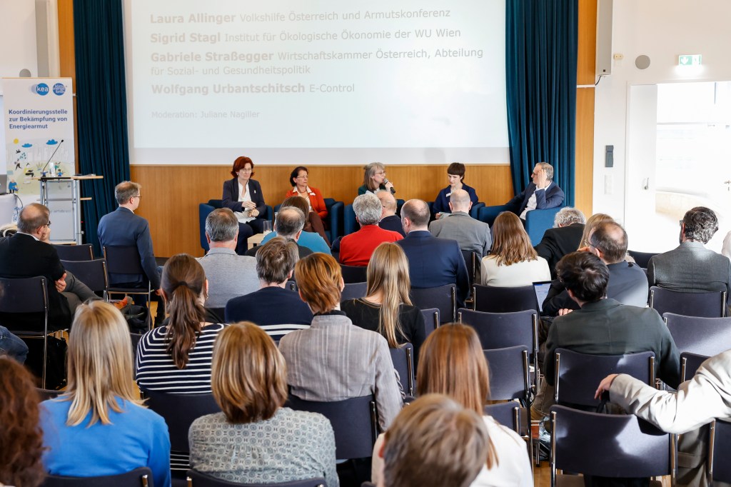 Ein Raum voller Menschen, und vorne mehrere Menschen auf dem Podium die über das Thema Energiearmut diskutieren
Neben der Modartorin Juliane Nagiller sind folgende Personen an der Diskussion beteiligt: 
Laura Allinger, Volkshilfe Österreich und Armutskonferenz
Sigrid Stagl, Wirtschaftsuniversität Wien
Gabriele Straßegger, Wirtschaftskammer Österreich
Wolfgang Urbantschitsch, E-Control